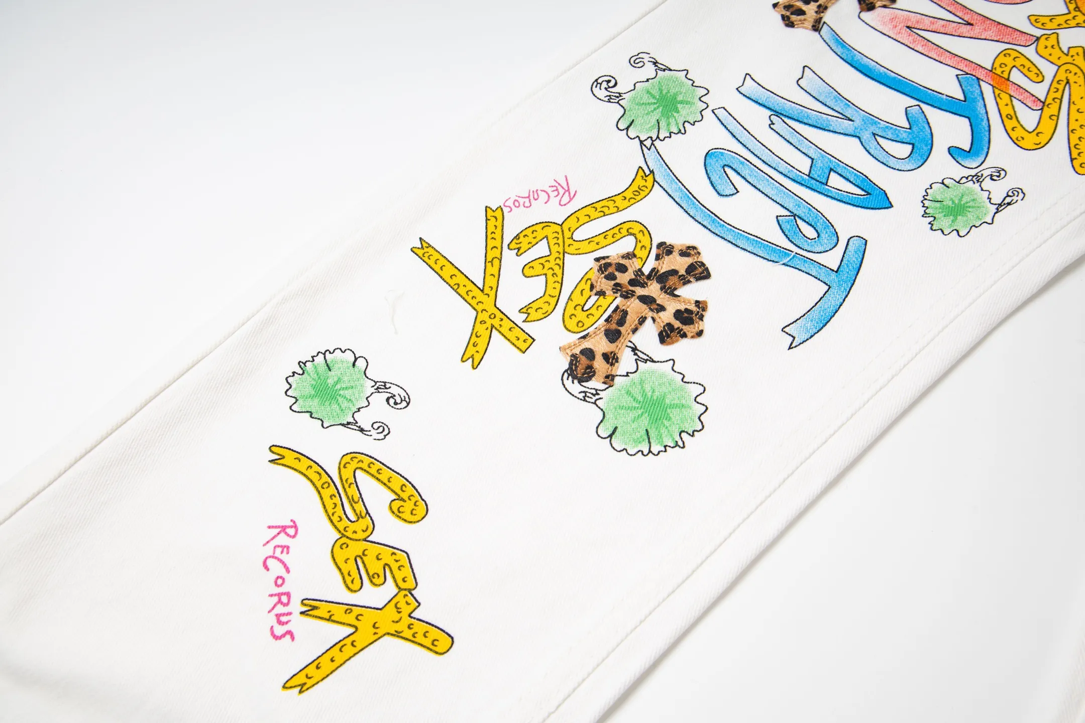 P220 Chrome Hearts & Chrome Hearts high-street jeans with leopard print and vintage graffiti paintings on a white background. Chrome Hearts are the most popular pants in color. Made of beaded canvas fabric, heavy washing makes the upper body of the fabric more textured and the pants are tall and straight! The three-dimensional cutting of the whole trousers is a masterpiece! The hardware is customized by zp. The beaded canvas fabric is thick and soft after being washed. It has good breathability. Customized small leather label. Unique design. The details are simple and elegant, and the workmanship is exquisite. The whole trousers are neatly routed and the details are in place! Trendy people have been disappointed. From the quality selection of fabrics, the tailoring of details, and the matching of patterns, everything is impeccable! The upper body is so handsome when worn...it can be easily worn by men, women and children! The craftsmanship is made of heavy-duty washed pure cotton denim fabric. After washing, it is soft and thick. It is very stylish when worn on the body. Style number: 1782# Color: white Size: 28 30 32 34 (S-XL)
